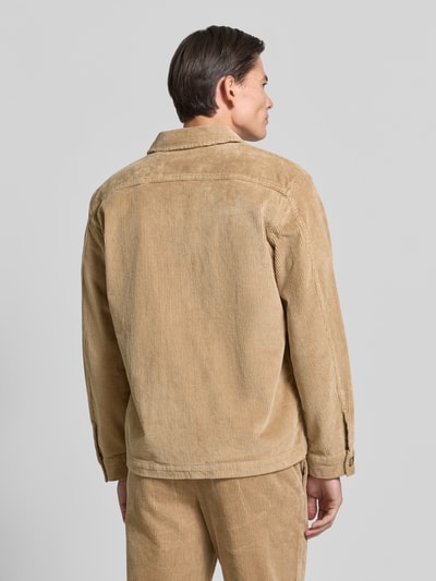 Männermodel trägt Regular Fit Hemdjacke aus Baumwoll-Mix Modell 'OTTO' von Selected in Beige mit feiner Cordstruktur, Ganzkörperansicht Rückansicht, Herren Freizeithemd.