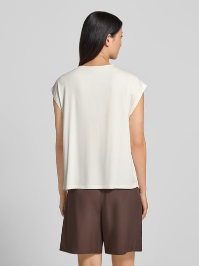 Vrouwenmodel draagt Loose Fit T-shirt uit viscosemix van s.Oliver BLACK LABEL, crème met gladde textuur, Ganzichtsopname achteraan.