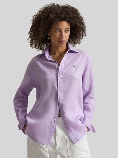 Vrouwenmodel draagt 'Hemdbluse aus reinem Leinen' van Polo Ralph Lauren in lila met knoopsluiting en labelstitching, los model, vooraanzicht bovenlichaam.