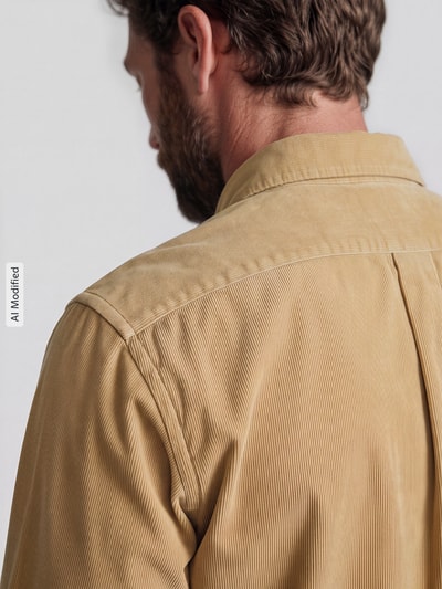 Męski model nosi Custom Fit Freizeithemd aus reiner Baumwolle von Polo Ralph Lauren w kolorze jasnobeżowym, widok całych pleców, KI-modifiziertes Bild