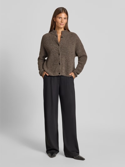 Frauenmodel trägt Regular Fit Cardigan aus Woll-Alpaka-Mix Modell 'Alpha' von Gestuz in Strick-Optik, braun, Ganzkörperansicht von vorne.