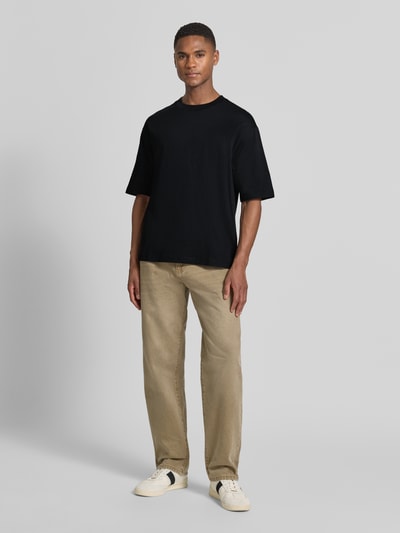 Męski model nosi Regular Fit T-Shirt aus reiner Baumwolle Modell 'RELAXASPEN' von SELECTED HOMME, efekt: jednolity kolor, krój regular fit, okrągły dekolt, krótki rękaw, bawełna, ganzkörperansicht von vorne.