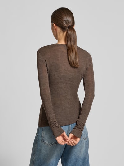 Vrouwenmodel draagt bruin shirt met lange mouwen van mix van wol en zijde Slim Fit Langarmshirt aus Woll-Seiden-Mix Modell 'PATTO' van Weekend Max Mara, dames, volledige rugaanzicht