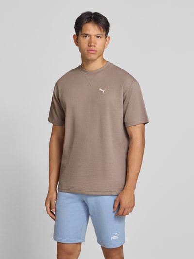 Männermodel trägt Relaxed Fit T-Shirt aus reiner Baumwolle Modell 'ESS ELEVATED' von PUMA, Herren T-Shirt von PUMA Performance, Ganzkörperansicht von vorne