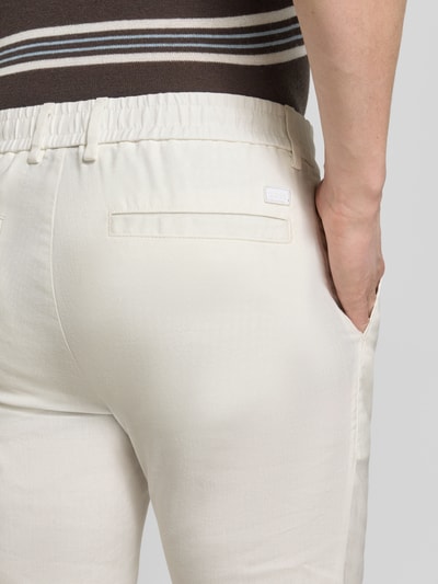 Männermodel trägt Modern Fit Straight Leg Hose aus Leinen-Mix Modell 'KANE1' von BOSS, Optik: Unifarben, Nahaufnahme Rückansicht.