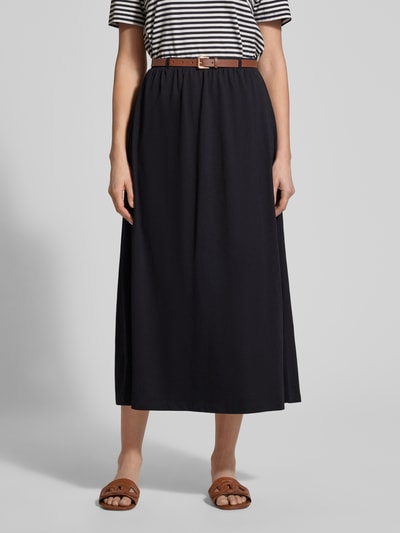 Frauenmodel trägt Maxi-Rock aus Baumwoll-Mix Modell 'LUNA' von Vero Moda in Optik: Unifarben, leicht ausgestellt, Jersey, Maxi-Länge, Gürtelschlaufe, Gürtel, elastischer Bundabschluss, gerader Saum, Ganzkörperansicht von vorne
