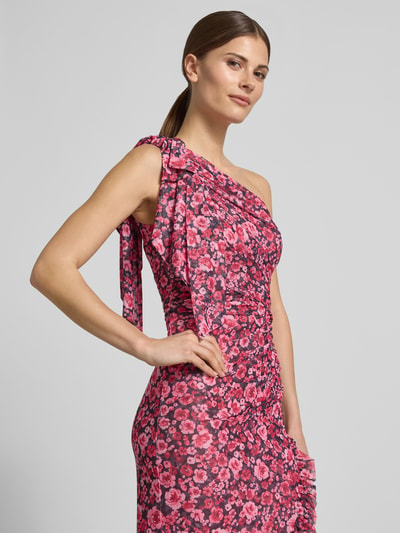 Frauenmodel trägt Cocktailkleid in asymmetrischem Look von Lipsy, Material-Mix mit Stretch-Anteil, Allover-Look in Pinktönen, Figurbetont, Raffung, Volants, Midikleid, Nahaufnahme Oberkörper.