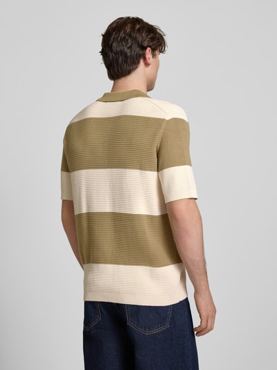 Männermodel trägt Regular Fit Poloshirt aus reiner Baumwolle van Marc O'Polo Denim met tweekleurige look, labelpatch, polokraag, 3-knoopsluiting, korte mouw en knitwear structuur, Materiaal: puur katoen, Ganzkörperansicht Rückansicht.
