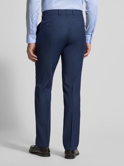 Mężczyzna nosi Regular Fit Hose aus Schurwoll-Mix von HECHTER PARIS, granatowe, z zakładkami w pasie, zapięcie na guzik i zamek błyskawiczny, szerokość w rozmiarze 50: 44 cm, długość wewnętrzna nogawki w rozmiarze 50: 82 cm, mieszanka żywej wełny z lnem, spodnie materiałowe, całkowity widok z tyłu.