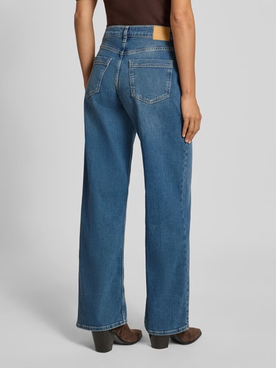 Vrouwenmodel draagt Straight Fit jeans in 5-pocketmodel Model 'Cellma' van someday., katoenmix met stretch, volledig van achteren.