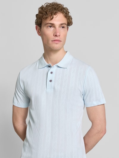 Männermodel trägt Regular Fit Poloshirt mit kurzer Knopfleiste von Lindbergh aus Reine Baumwolle, Jaquard-Strick, Nahaufnahme Oberkörper.