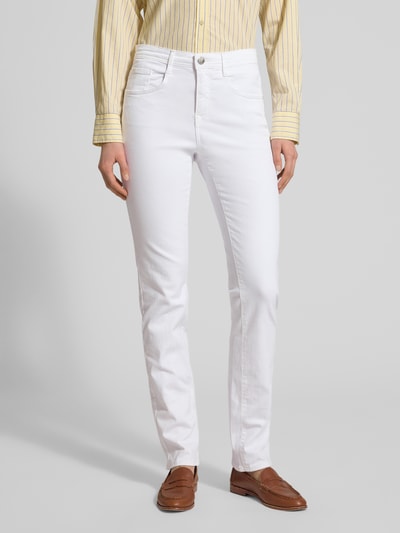 Frauenmodel trägt Slim Fit Jeans mit Knopfverschluss Modell 'Mary' von Brax, weiß, 5-Pocket-Design, Baumwoll-Elasthan-Mix, Ganzkörperansicht von vorne.