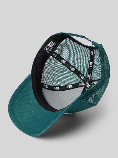 Produktfoto, Trucker Cap mit Motiv-Stitching Modell 'League' von New Era in Grün mit Mesh-Einsatz und Snapback, reine Baumwolle, Innenansicht.