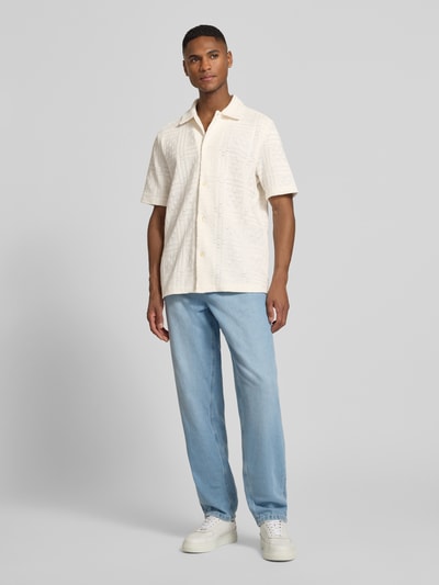 Męski model nosi Regular Fit Freizeithemd mit Kentkragen Modell 'Hector' od Les Deux, kremowa bawełna, guziki, krój regular fit, ganzkörperansicht z przodu.