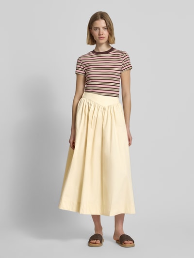 Vrouwenmodel draagt Midirok met zijrits model 'SALLY' van Topshop, A-lijn, pure katoen, taillemaat 36: 35 cm, frontale volledige lichaamsweergave