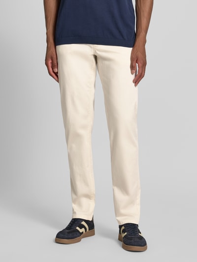 Männermodel trägt Hose mit Eingrifftaschen von Christian Berg Men aus Baumwoll-Elasthan-Mix, Slim-Fit, cremefarben, Nahaufnahme Oberkörper. Bundweite 43 cm, Innenbeinlänge 80 cm bei Größe 32/32, Gesäßtaschen.