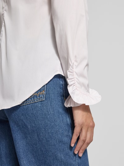Frauenmodel trägt Slim Fit Bluse mit Streifenmuster Modell 'Mattie' von MOS MOSH aus Baumwoll-Mix mit Stretch-Anteil, Nahaufnahme Unterarm.