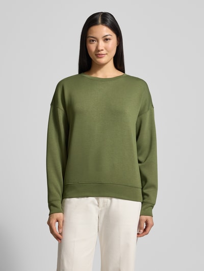 Vrouwenmodel draagt groene Sweatshirt uit viscosemix met ronde hals, relaxed fit, model 'Ima' van MSCH Copenhagen, vooraanzicht.