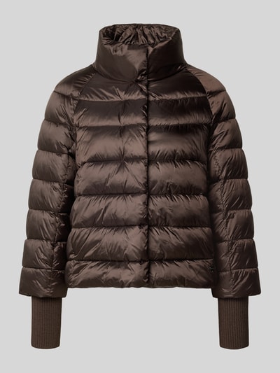 Produktfoto, Steppjacke mit Stehkragen und Label-Detail von Marc Cain in Dunkelbraun, glänzende Oberfläche, strukturierte Nähte, Damen Steppjacke, Regular Fit, seitliche Eingrifftaschen, Rückenlänge 56 cm, Schulterbreite 41 cm, Brustweite 55 cm, Ärmellänge 73 cm