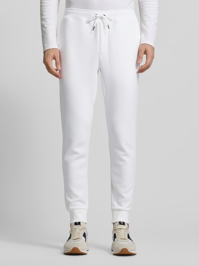Männermodel trägt Sweatpants mit elastischem Bund von Polo Ralph Lauren aus Baumwoll-Mix im lockeren Schnitt mit Tunnelzug, Eingrifftaschen, Gesäßtasche; Ganzkörperansicht von vorne.
