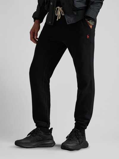 Mężczyzna nosi Regular Fit Sweatshorts aus Baumwoll-Mix von Polo Ralph Lauren, czarny kolor, elastyczny ściągacz, logo, widok z przodu, zbliżenie na nogi.