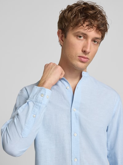 Mannelijk model draagt lichtblauw vrijetijdsoverhemd van katoen en linnen model 'BREEZE' van Jack & Jones, regular fit, opstaande kraag, knoopsluiting, ruglengte maat M 75 cm, schouderbreedte 48 cm, mouwlengte 64 cm, Nahaufnahme Oberkörper.