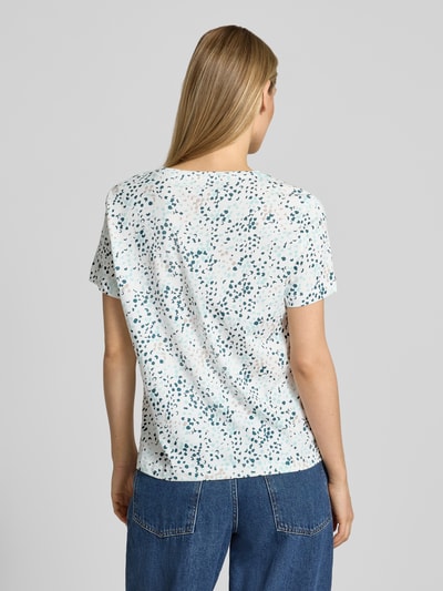 Frauenmodel trägt Regular Fit T-Shirt aus reiner Baumwolle von Tom Tailor, Optik:Allover-Muster, abstrakt gepunktet, Ganzkörperansicht Rückansicht.