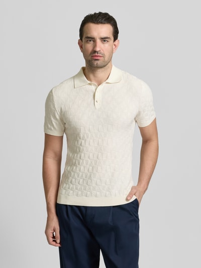 Männermodel trägt Regular Fit Poloshirt mit Strukturmuster von MCNEAL in Creme, reine Baumwolle, Strick-Optik, Ganzkörperansicht von vorne.