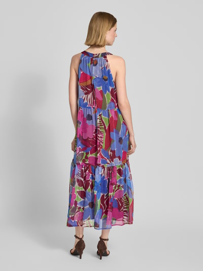 Modelka kobieca nosi Relaxed Fit Midikleid mit floralem Allover-Print od Christian Berg Woman Selection, wzór kwiatowy, odcień fioletu i czerwieni, marszczenia, nieprzezroczysta podszewka, bez rękawów, długość tyłu w rozmiarze 36: 127 cm, szerokość w rozmiarze 36: 50 cm, widok całej sylwetki z tyłu