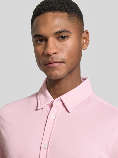 Männermodel trägt Slim Fit Freizeithemd mit Kentkragen Modell 'Roni' von CINQUE in Rosa, Baumwoll-Mix, Nahaufnahme Oberkörper.