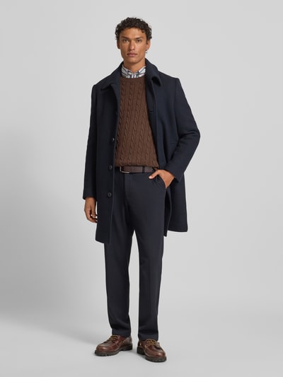 Männermodel trägt Strickpullover mit Zopfmuster und Label-Stitching von Gant, Reine Baumwolle, Slim-Fit, Rundhalsausschnitt, Ganzkörperansicht von vorne.