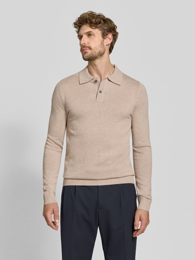 Männermodel trägt Regular Fit Poloshirt aus Woll-Mix von Christian Berg Men in Beige, glatte Textur, gerippte Abschlüsse, Ganzkörperansicht von vorne.