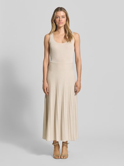 Frauenmodel trägt Midikleid aus Viskose-Mix mit Plisseefalten von Comma in Beige, taillierter Schnitt, Rundhalsausschnitt, Ganzkörperansicht von vorne. Rückenlänge bei Größe 36: 132 cm, Brustweite bei Größe 36: 32 cm.