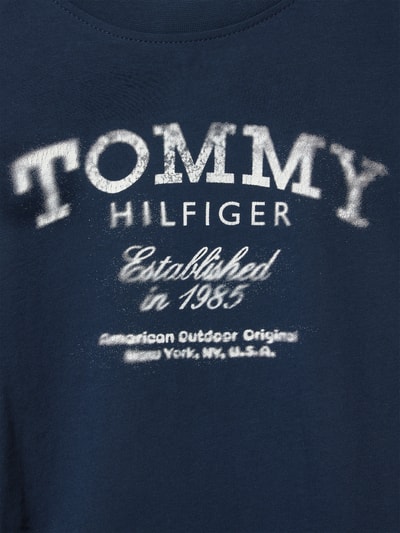 Produktfoto, Regular Fit T-Shirt aus reiner Baumwolle von Tommy Hilfiger Kids in Optik: Unifarben mit Label-Schriftzug, Logo-Detail, Jersey-Struktur