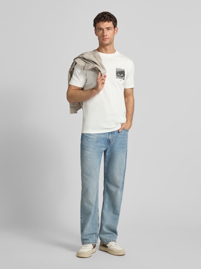 Männermodel trägt Regular Fit T-Shirt aus reiner Baumwolle Modell 'DEYSS' von HUGO, Optik: Unifarben, Label-Schriftzug, Motiv-Print, Rundhals, Kurzarm, Materialverarbeitung: Jersey, Ganzkörperansicht von vorne.