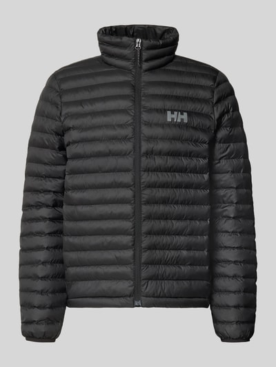 Produktfoto, schwarze Steppjacke mit Label-Print von Helly Hansen, gerade Passform, Stehkragen, Reißverschluss, elastische Ärmelabschlüsse