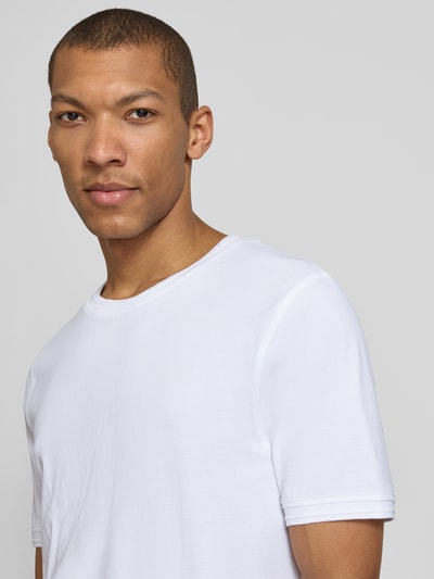 Männermodel trägt Regular Fit T-Shirt mit Rundhalsausschnitt Modell 'Lao' von CINQUE, weiß, elastischer Baumwoll-Mix, Nahaufnahme Oberkörper.