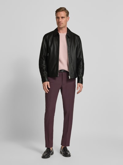 Männermodel trägt Regular Fit Lederjacke aus echtem Lammleder Modell 'MAPSON4' von BOSS in Schwarz, genarbtes Glattleder, Ganzkörperansicht von vorne