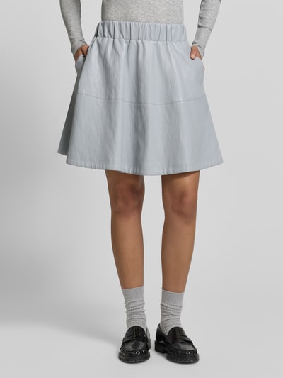 Frauenmodel trägt Minirock mit elastischem Bund von Jake*s Casual in Hellgrau, lockerer Schnitt, mit blickdichtem Unterrock, Nahaufnahme Unterkörper.