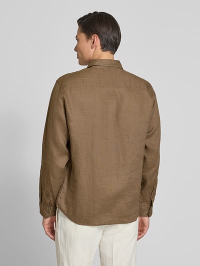 Männermodel trägt Regular Fit vrijetijdsoverhemd uit puur linnen model 'KYLIAN' van SELECTED HOMME in effen bruin, achteraanzicht, context: herenoverhemd, kentkraag, doorlopende knoopsluiting, achterpas, lange mouwen met manchet, flammgaren structuur, linnenmateriaal, regular fit