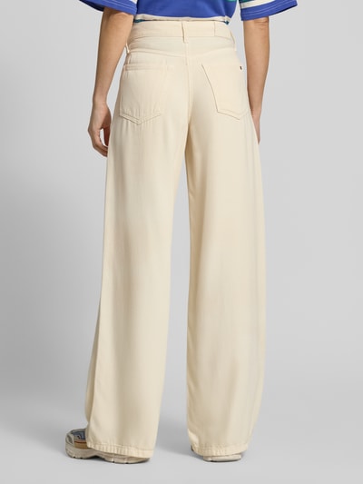 Frauenmodel trägt Wide Leg Jeans aus Lyocell von Tommy Hilfiger in Beige mit 5-Pocket-Design und Label Patch, Ganzkörperansicht Rückansicht.