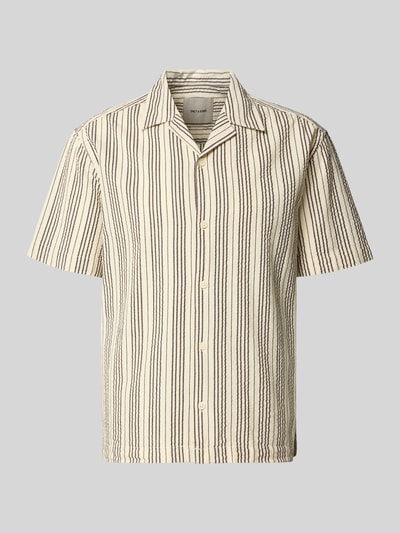 Produktfoto, Relaxed Fit Freizeithemd aus reiner Baumwolle Modell 'CRUZ' von Only & Sons, Gestreift, Resortkragen, Seersucker, durchgehende Knopfleiste, Rückenpasse, Kurzarm, beige-braunes Streifenmuster, strukturierte Oberfläche.