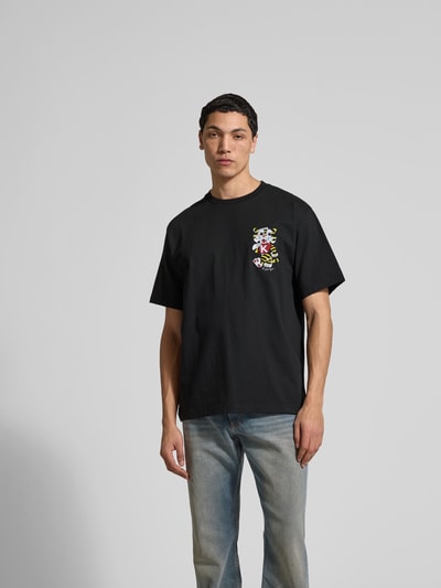 Männermodel trägt Regular Fit T-Shirt aus reiner Baumwolle von Kenzo in Schwarz mit Label-Stitching, Rundhalsausschnitt, Ganzkörperansicht von vorne. Herren T-Shirt Regular-Fit, Rückenlänge bei Größe M: 71 cm, kurzärmeliges Design.