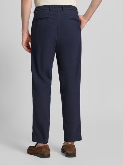 Męski model nosi Loose Fit Hose mit Gesäßtaschen od bugatti, granat, mieszanka bawełny i wełny, elastyczny pas, kieszenie z tyłu, szerokość w rozmiarze 32/32: 41 cm, długość wewnętrzna nogawki: 72 cm, spodnie o kroju loose fit, widok całej sylwetki z tyłu