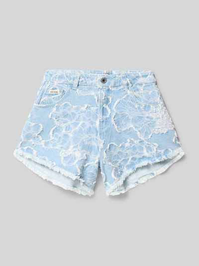 Produktfoto, Jeansshorts mit Fransensaum und Label-Detail von Guess in hellblau, reine Baumwolle, 5-Pocket, ausgefranster Saum, Strukturmuster.