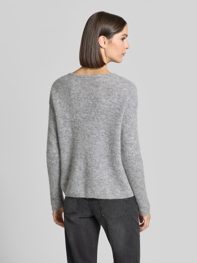 Frauenmodel trägt Regular Fit Strickjacke aus Woll-Alpaka-Mix Modell 'Almine' von MOS MOSH in Hellgrau, weiche Stricktextur, Damen Strickjacke, Langarm, Rückenansicht, Ganzkörperansicht Rückansicht.