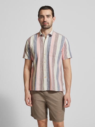 Männermodel trägt Regular Fit Freizeithemd aus Leinen-Baumwoll-Mix Modell 'PORTWELL SUMMER' von Barbour, mehrfarbig, Optik:Allover-Muster, gestreift, Kentkragen, durchgehende Knopfleiste, Kurzarm mit Manschette, Brusttasche, Vorderansicht Ganzkörperansicht.