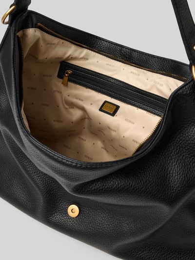 Produktfoto, Shoulder Bag in Leder-Optik von GUESS in zwart met goudkleurige magneetsluiting, logodetail, Hoofdvak met ritssluiting, schouderband, brede opening, gevoerde binnenkant met logoprint, Breedte 42 cm, Lengte 34 cm, Diepte 11 cm, bandlengte 50 cm