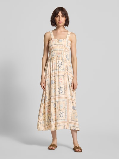 Frauenmodel trägt Maxikleid aus Viskose-Mix mit Smok-Details von Jake*s Casual, tailliert, breite Träger, sanfte Creme- und Pastellfarben, Karree-Ausschnitt, florale und grafische Muster, glatte Textur, Ganzkörperansicht von vorne.