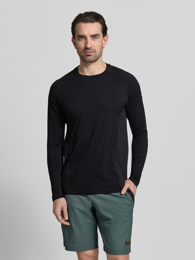Mannelijk model draagt Slim Fit Langarmshirt uit ademend materiaal Modell 'TRAINING DAY' van Fabletics, effen zwart, reflecterend logo, lichtgewicht, zweetregulerend, anti-geur, 4-way-stretch, lange mouwen, ronde hals, vooraanzicht bovenlichaam.